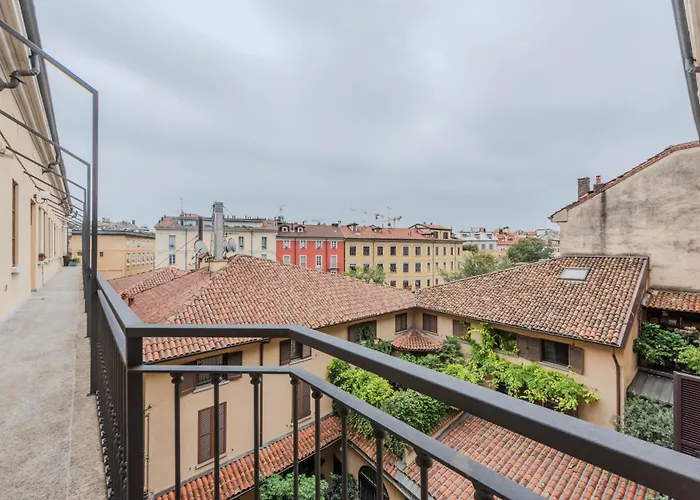 Porta Garibaldi Antique Charm